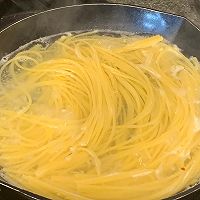 Pasta alla Carbonara培根意面的做法图解2