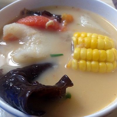 时蔬鲫鱼汤