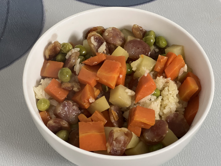 省时省事的香肠焖饭（电饭锅版）的做法