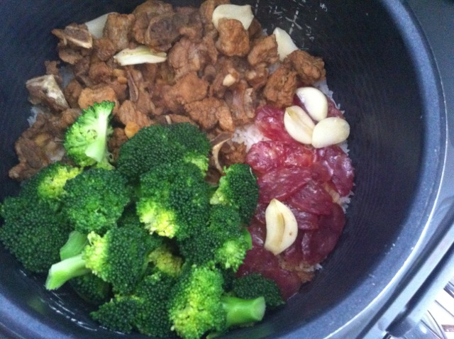 Steamed rice with pork ribs and sausage