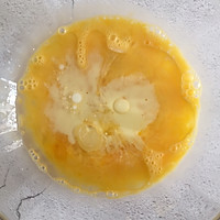 一杯面粉两个鸡蛋就能做出酥脆掉渣的鸡蛋卷的做法图解2