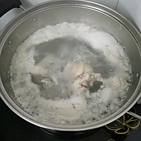蟹味菇黑豆猪尾汤的做法图解3