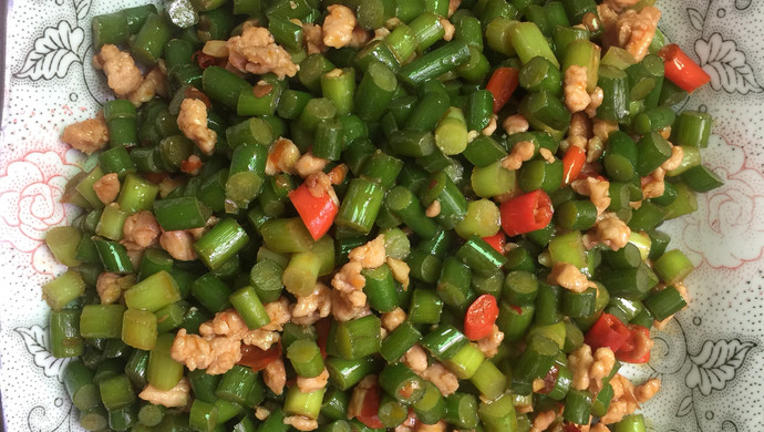 蒜台炒肉（台湾的叫苍蝇头）