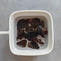 年夜饭菜谱 - 山药莴笋炒木耳的做法图解3