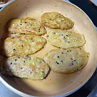 宝宝辅食：猪肉蔬菜饼的做法图解7
