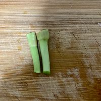 蒜苔炒肉片的做法图解1
