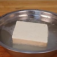 豆腐里加3个鸡蛋,不炒也不炖,简单一做,全家人馋得直流口水的做法图解1