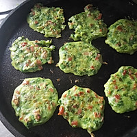 宝宝早餐食谱：青菜火腿鸡蛋饼+玉米面粥的做法图解3