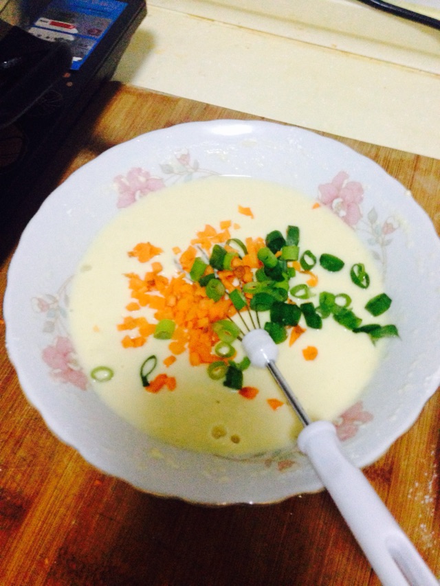 胡萝卜鸡蛋饼的做法图解1