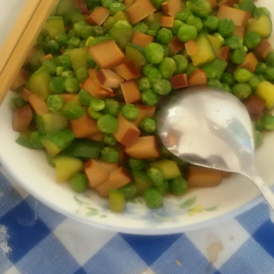 鸡蛋干黄瓜炒豌豆