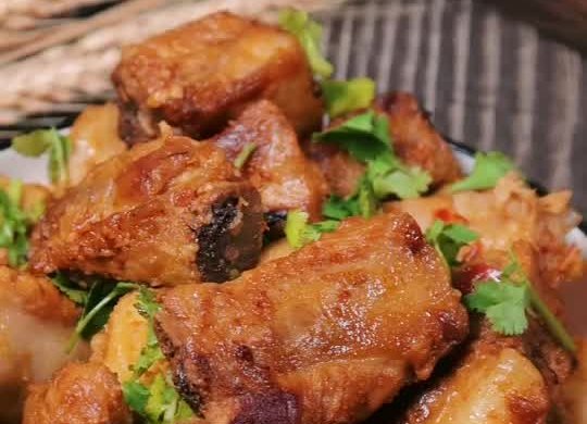 酥烂入味超下饭~酒酿香芋焖排骨