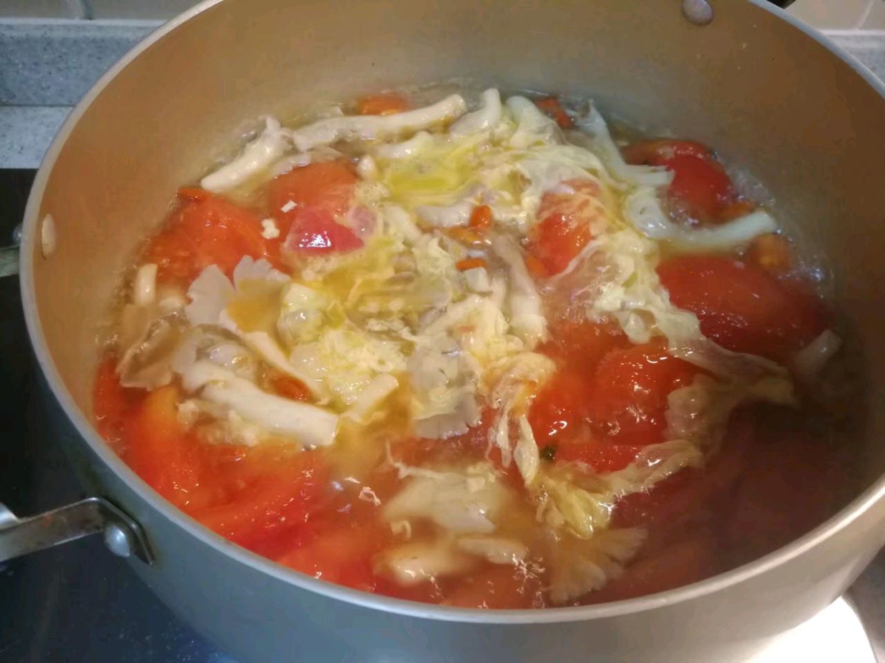 番茄和它一起煮，爽口营养又开胃，有菜又有汤，一盘不够吃|番茄|西葫芦|口蘑_新浪新闻