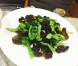 西兰花烩黑木耳的做法