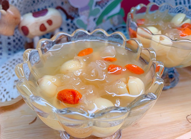 夏日清凉甜品银耳莲子枸杞糖水银耳羹的做法