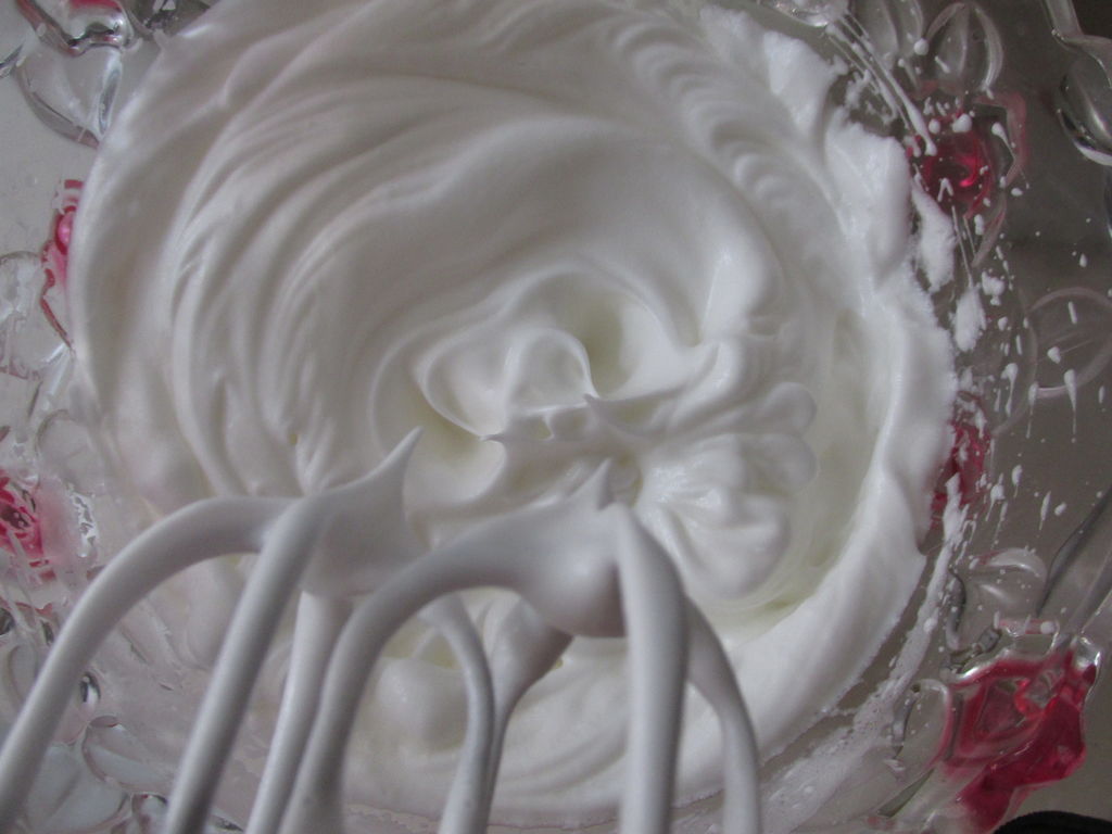 草莓慕斯蛋糕（8寸）的做法_【图解】草莓慕斯蛋糕（8寸）怎么做如何做好吃_草莓慕斯蛋糕（8寸）家常做法大全_美丽的花苑_豆果美食