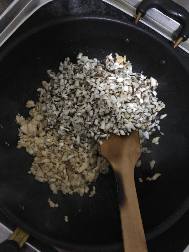 蚝油香菇鸡丁糯米烧卖的做法图解6
