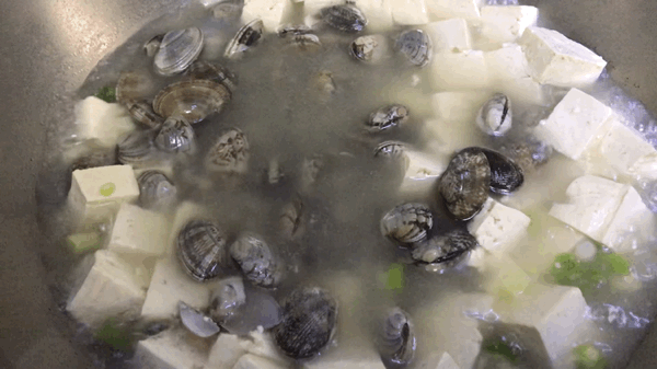 #换着花样吃早餐#蛤蜊炖豆腐，补钙补锌更聪明的做法图解5