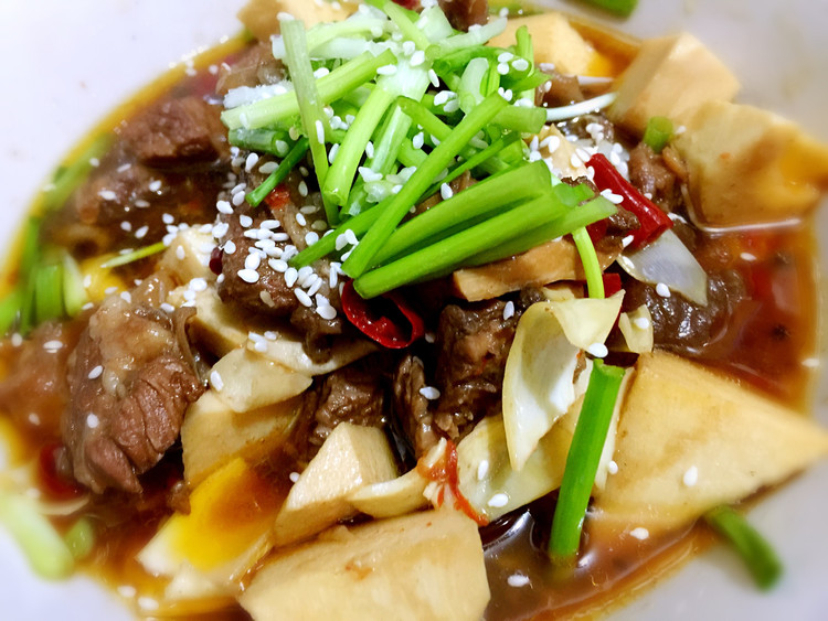 甜笋炖红烧牛肉的做法
