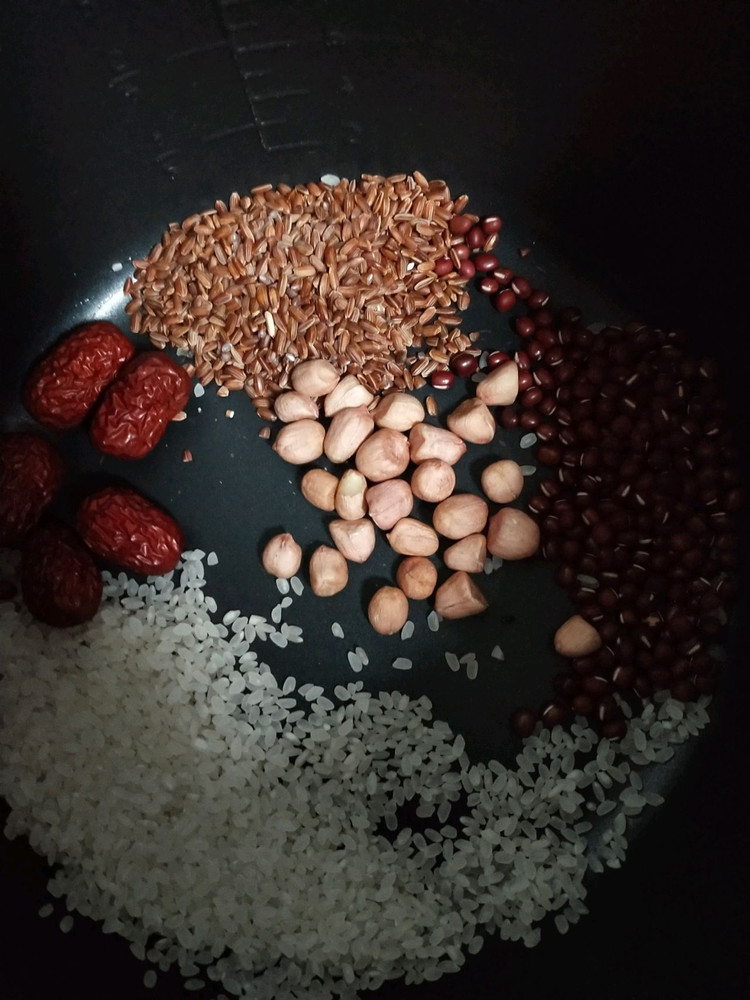 红米红豆红枣花生养颜粥的做法
