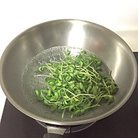 炝拌黑豆苗的做法图解3