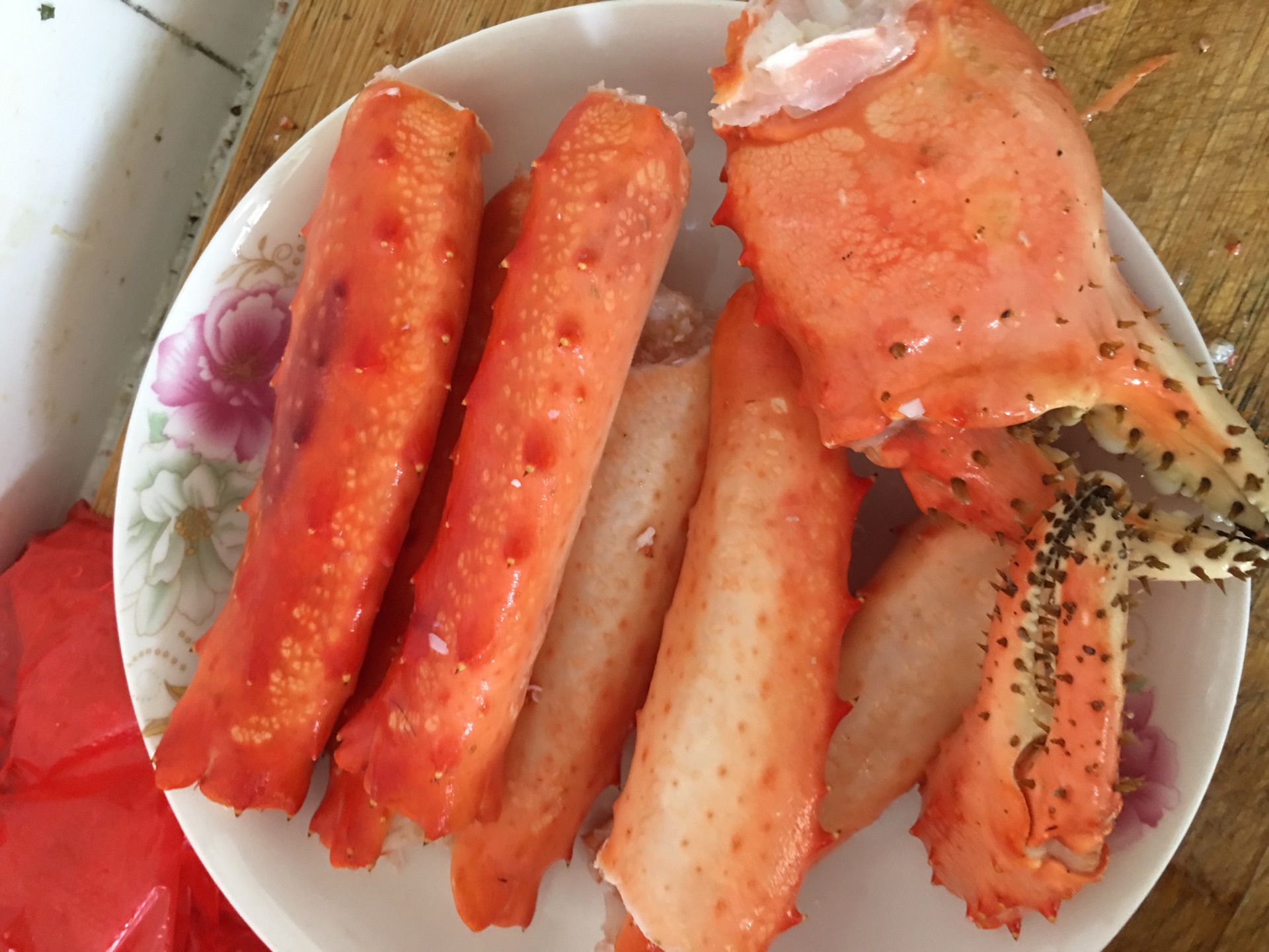 烹饪有机阿拉斯加帝王蟹腿黄油和柠檬，阿拉斯加帝王蟹在复古的木制背景。照片摄影图片_ID:363618926-Veer图库