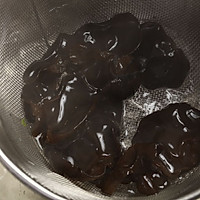 鸡肉小白菜木耳汤面条的做法图解2