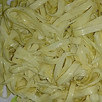 凉拌豆皮的做法图解1