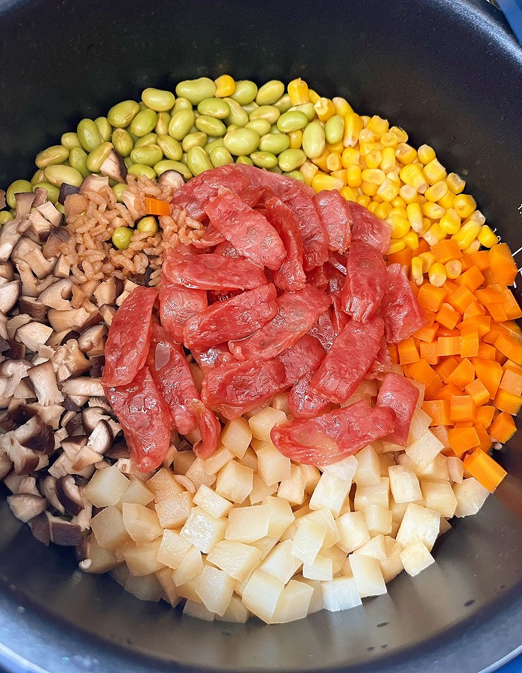 土豆腊肠焖饭的做法