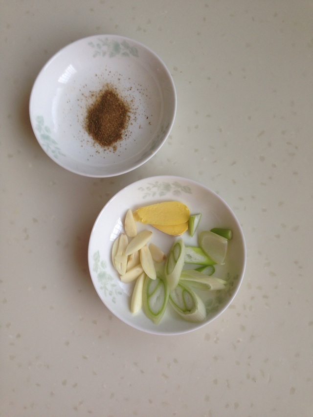 孜然味干煸菜花的做法图解2