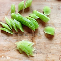 莴笋炒肉片的做法图解1