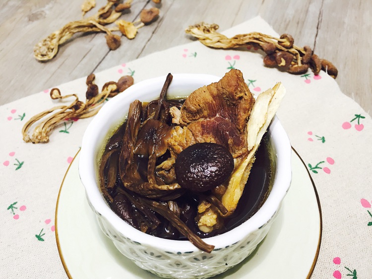 #广东靓汤#茶树菇猪骨汤的做法图解6