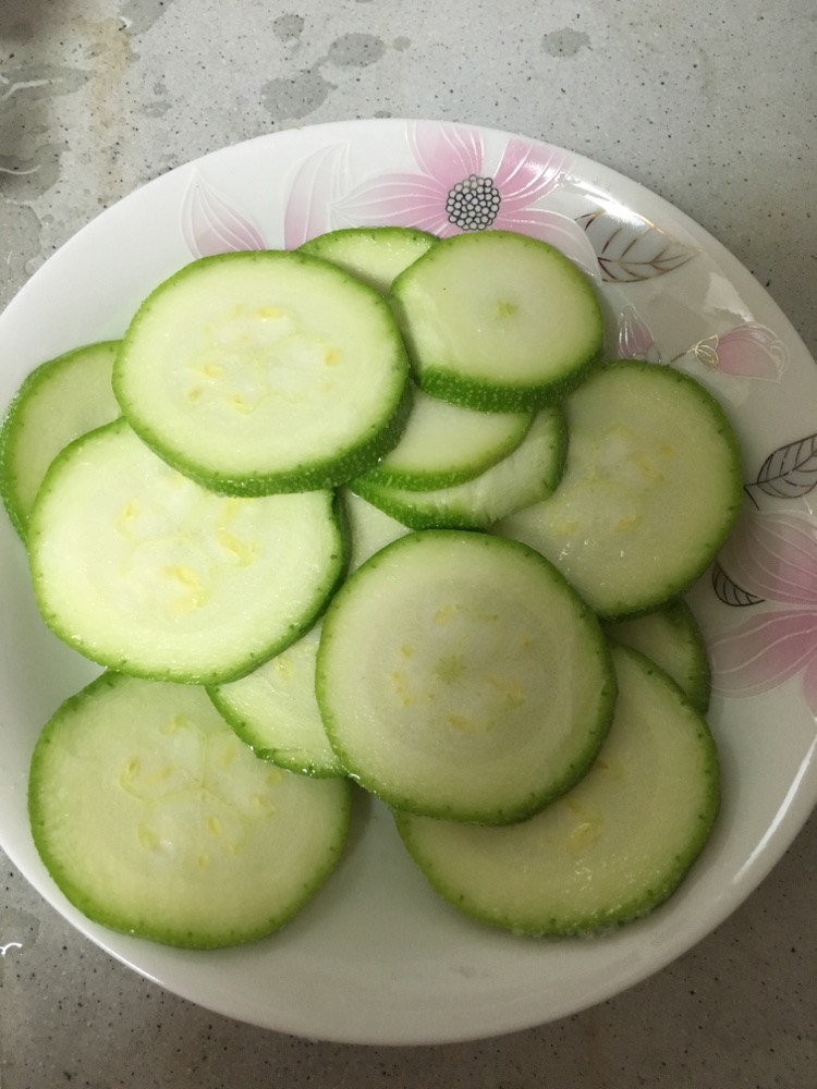 煎西葫芦饼的做法图解1