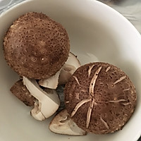 香菇（土豆）鸡腿的做法图解1