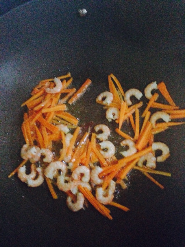 包心菜虾仁的做法图解3