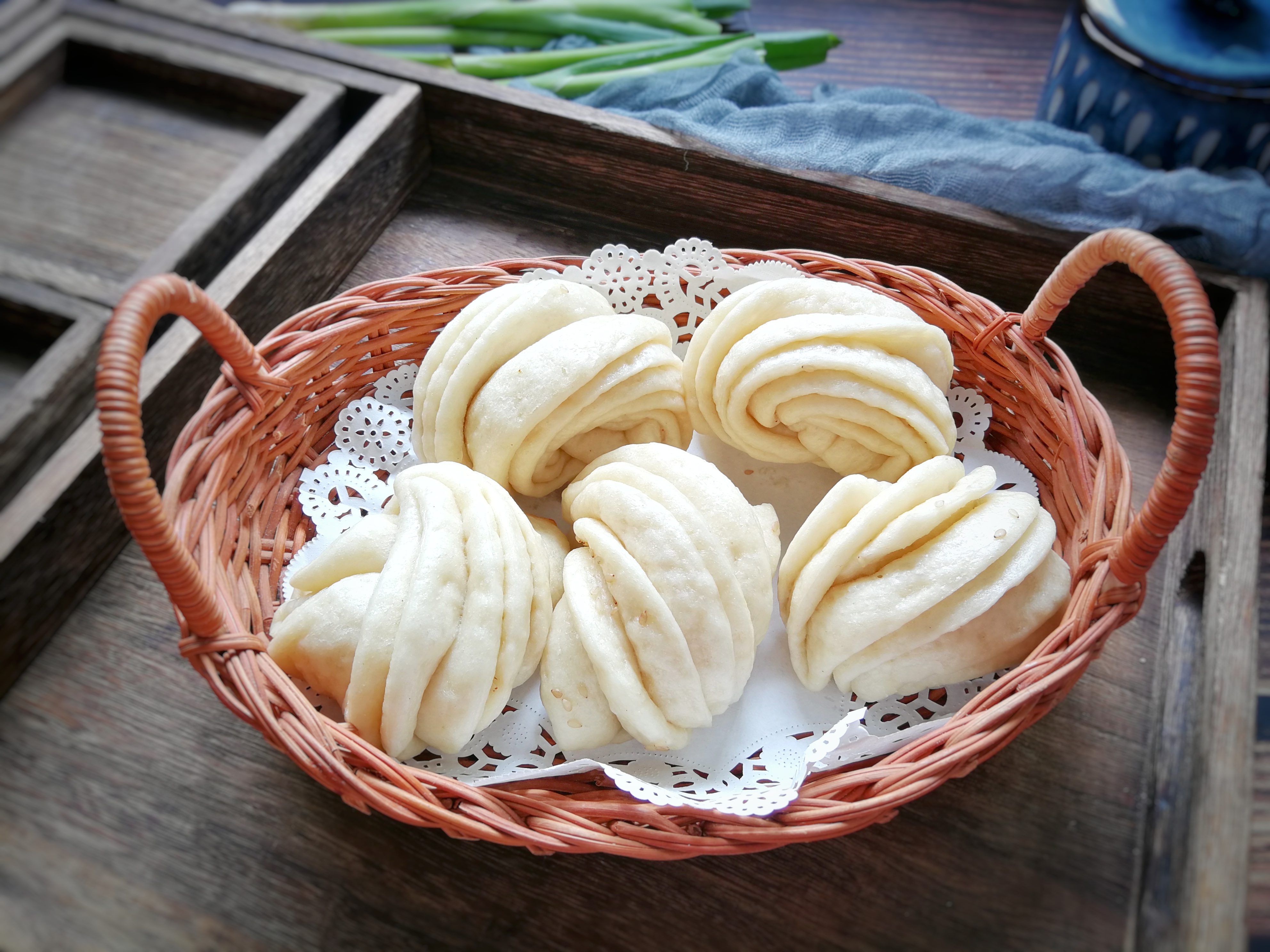 Flower rolls with scallion oil