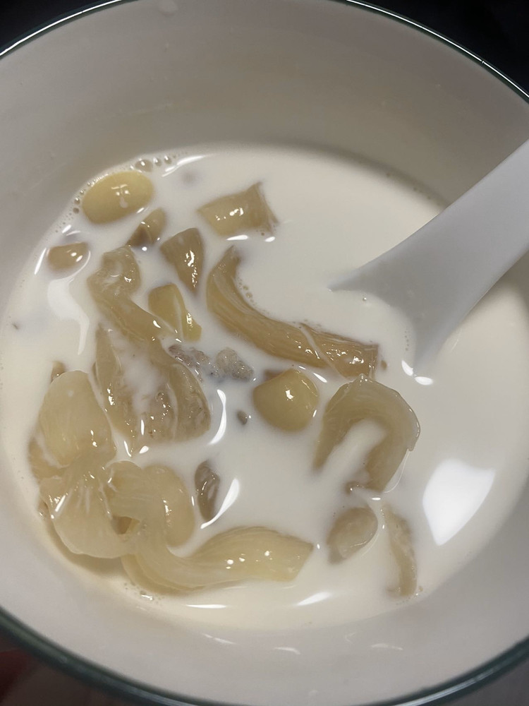 红枣莲子花胶炖奶的做法