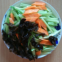 【家常菜】芹菜炒肉的做法图解1