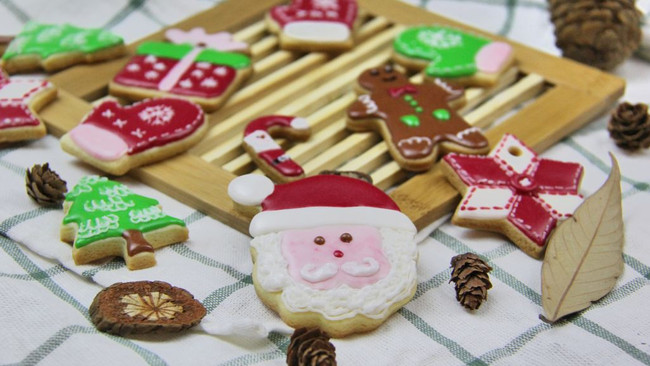 ［圣诞节糖霜饼干］外观漂亮又易保存的糖霜饼干送给心爱的Ta！的做法