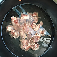 红菇干贝排骨汤的做法图解2