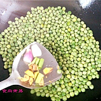 鲫鱼豌豆咸菜煲的做法图解10