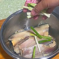 #厨房鲜香秘诀，太太乐松茸鲜，一餐一筷见鲜香#香煎海鲫鱼的做法图解2