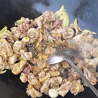 小鸡炖蘑菇，铁锅土灶炖就是有味道的做法图解4