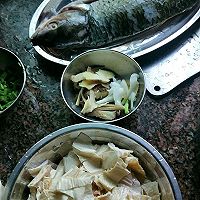 腐竹榨菜脘鱼的做法图解1