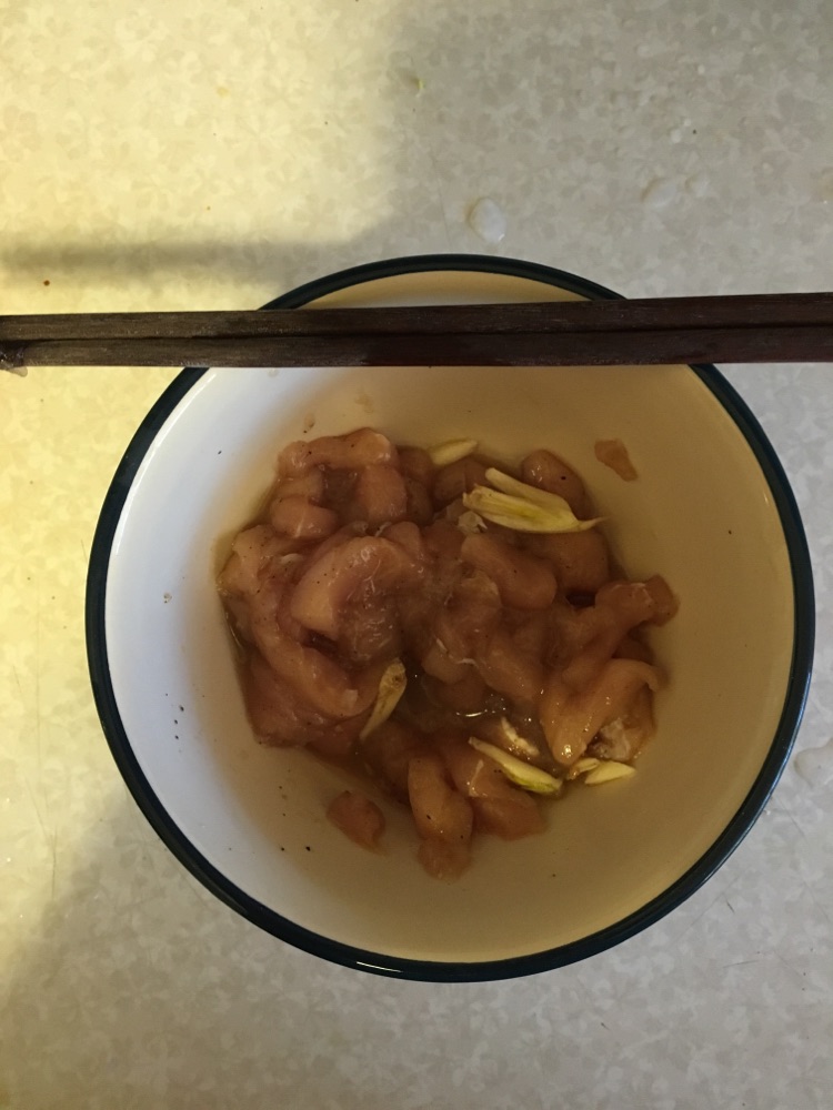 西兰花炒鸡肉木耳的做法图解1