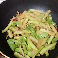 巧吃西瓜皮-瓜瓤炒榨菜的做法图解3