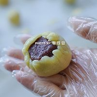 #2022烘焙料理大赛烘焙组复赛#红豆玫瑰广式月饼的做法图解9