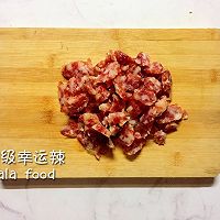 #新年开运菜，好事自然来#翡翠腊味——青椒炒腊肠的做法图解4