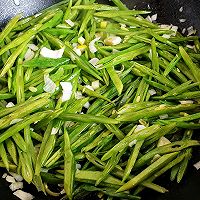 葱油花生焖扁豆的做法图解3