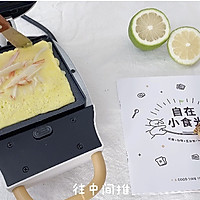 #十分钟开学元气早餐#牛油果蟹柳滑蛋三明治，颜值和口感双赢的做法图解9