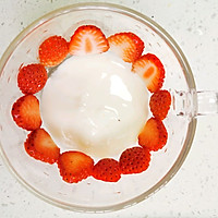 草莓奥利奥酸奶杯的做法图解2